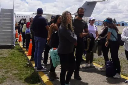 Rescatan en Uyuni a 135 turistas extranjeros afectados por bloqueos de caminos