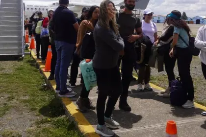 Rescatan en Uyuni a 135 turistas extranjeros afectados por bloqueos de caminos