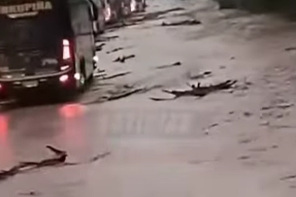 Tarija: Intensas lluvias dejan buses atrapados en la carretera y provocan el cierre de vías