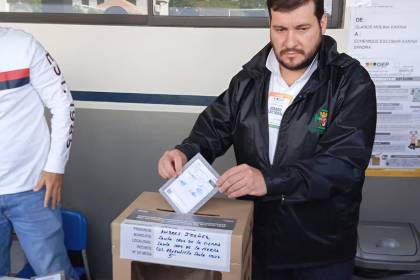 “Ejerciendo democracia se puede cambiar este país”, dice cívico cruceño que participa como jurado en la jornada de votación