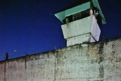 Aprehenden a tres policías por la fuga de dos privados de libertad de Palmasola