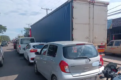 A las filas por diésel se suman las de gasolina en diferentes surtidores de Bolivia
