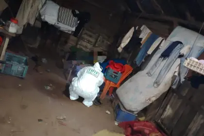 Hallan muerto a un hombre en una cama con 11 puñaladas en el cuello y otras partes del cuerpo