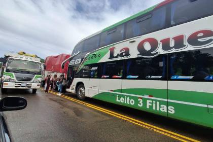Vehículos y camiones están varados en la ruta Santa Cruz - Abapó por deslizamientos