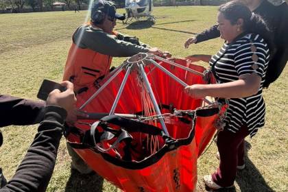 Cochabamba: Sistema Bambi Bucket inicia operaciones para mitigar incendio forestal en Mizque
