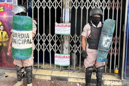 Arrestan a 70 personas y clausuran un local por consumo de bebidas fuera del horario permitido