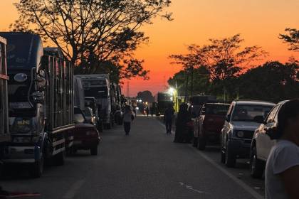 Tras el repliegue de la Policía y militares, manifestantes retoman el bloqueo en el puente San Pablo, vía Santa Cruz-Beni
