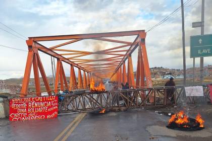 Bloquean puente internacional Bolivia - Perú en la región de Puno 