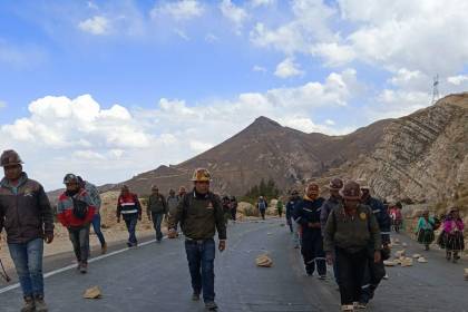 Cooperativistas mineros llegan a reforzar bloqueo evista en la vía que conecta a Cochabamba con Oruro y La Paz