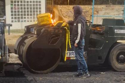 La Paz: Hombre intenta incendiar maquinaria de asfalto y es reducido por guardias municipales