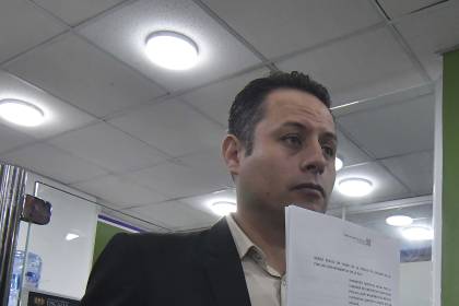 Lara denuncia que la policía no lo dejó ingresar a las oficinas de YPFB en La Paz