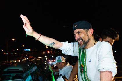 En medio de una ovación, Luis Fernando Camacho arriba a la plaza 24 de Septiembre