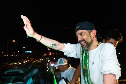 En medio de una ovación, Luis Fernando Camacho arriba a la plaza 24 de Septiembre