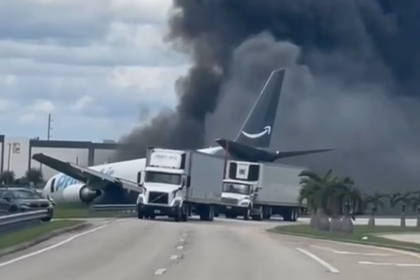 Video: Avión de carga sale de la pista del Aeropuerto Internacional de Miami y se incendia tras chocar contra vehículos