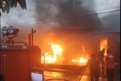 Incendio por presunta fuga de gas domiciliario deja daños en una vivienda del Plan Tres Mil