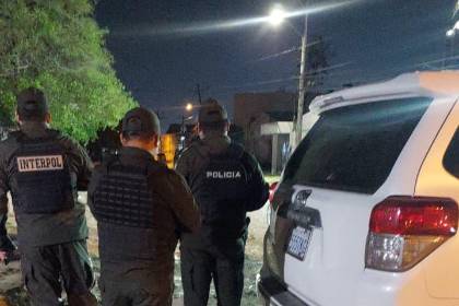 Trasladan a dependencias policiales como testigo a la exesposa de uno de los acribillados en Santa Cruz