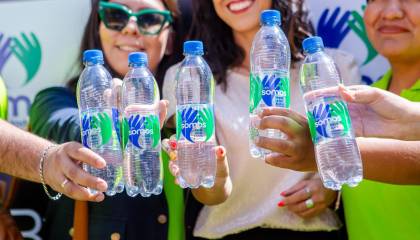 Agua SOMOS renueva su imagen de marca y convoca a los consumidores a sumarse a su causa social