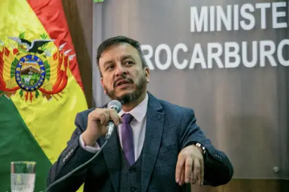 Ministro abre las puertas al diálogo con los transportistas para revisar la estructura de precios de los combustibles