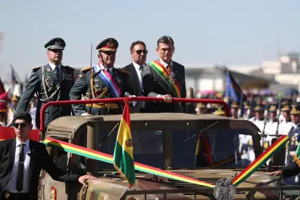 Presidente Paz es abucheado y silbado al ingresar a la Parada Militar