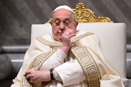 El papa padece neumonía, anuncia El Vaticano