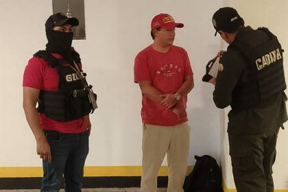 Hijo de Luis Arce llega al Palacio de Justicia para su audiencia cautelar