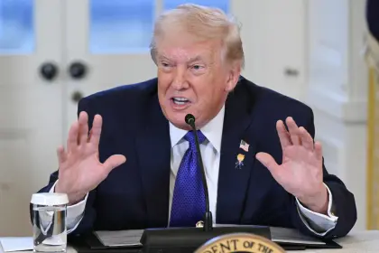 Trump dice que EEUU “empezará ahora a atacar por tierra” a los cárteles a los que acusa de “controlar México”