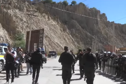 “Buscan víctimas”: Para evitar bajas, la Policía y los militares se repliegan de Huajchilla tras los enfrentamientos