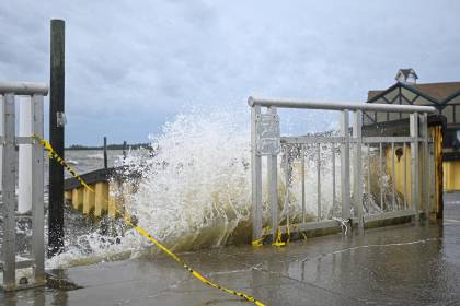 Al menos un muerto y destrozos por el paso del huracán Helene por Florida, según los primeros datos