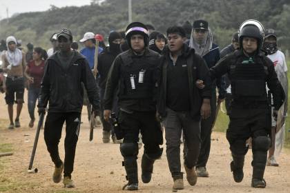 Operativo en San Julián deja cinco aprehendidos y la Policía no descarta nueva intervención