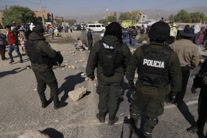 Policía logra habilitar uno de los carriles de la vía Cochabamba- Oruro en Sipe Sipe y comunarios mantienen vigilia