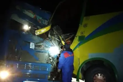 Choque en la carretera Potosí–Oruro deja al conductor de un bus y su ayudante atrapados en la cabina