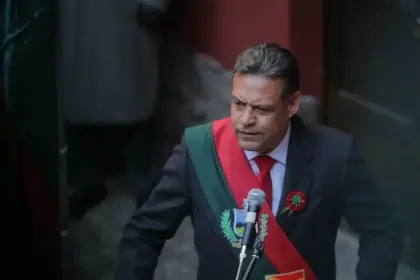 Gobernador de La Paz dice que es necesario levantar la subvención ante filas por diésel