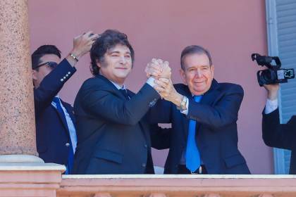 Argentina: Javier Milei recibe a Edmundo González y saludan desde el balcón de la Casa Rosada