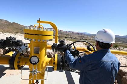 Gobierno autoriza a refinerías importar petróleo para producir combustibles y venderlos sin subvención