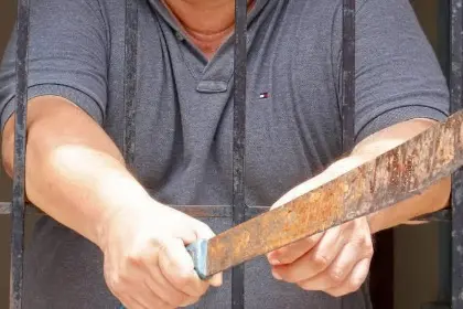 Un hombre mató a su madre y luego buscó a su padre en otra casa y también lo atacó