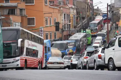 Antes del feriado largo, transportistas reportan largas filas por diésel y menor frecuencia de viajes