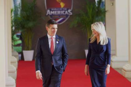 “Buscamos consolidar la seguridad jurídica y abrir mercados globales”: Paz llega a la Cumbre “Escudo de las Américas” que lidera Trump