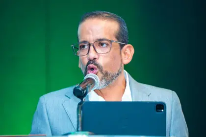 Camacho celebra renuncia de Barrientos y dice que la aplicación del modelo 50/50 es “indetenible”