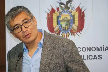 “Subir el pasaje al doble es un abuso”, señala el ministro Espinoza 