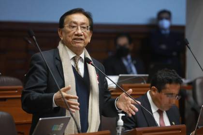 En segunda vuelta, el pleno del Congreso elige a José María Balcázar como nuevo presidente de Perú