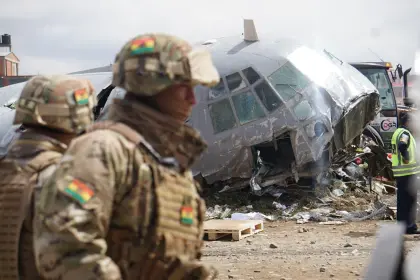 Retiran restos del avión Hércules que se accidentó en El Alto y que dejó varias víctimas
