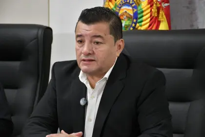 Jhonny da 24 horas para restituir el servicio de transporte público y advierte con quitar “el derecho de ruta”