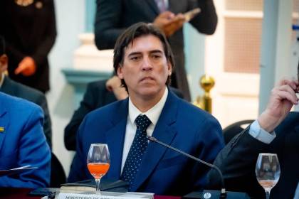 Zamora llega al Legislativo para su interpelación por las tarifas y los servicios de BoA 
