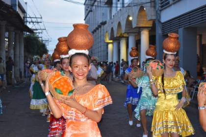 Carnaval: Arranca la tercera precarnavalera en el centro de la ciudad y las familias cruceñas se dan cita