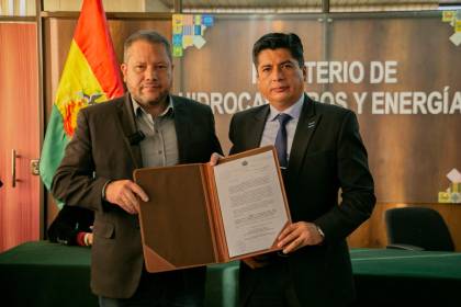 Ariel Sandy Sánchez jura como presidente de ENDE con la meta de pasar de la generación térmica a las fuentes renovables