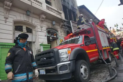 “No se salvó nada”: Familias perdieron mercadería y fuente de ingresos en el incendio en una casa patrimonial en La Paz