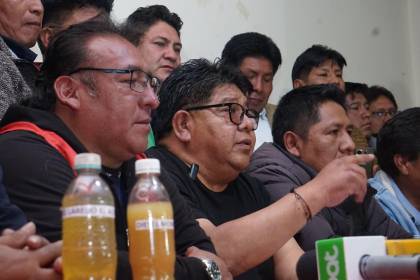 Gasolina: El Gobierno vuelve a convocar al diálogo y los choferes aceptan la invitación; la cita es a las 11:00 de este jueves