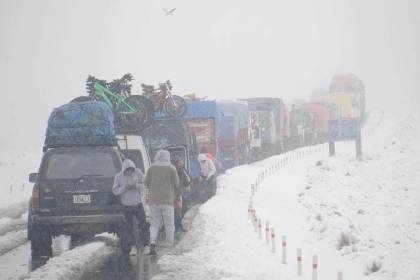 Maquinaria trabaja en tramos afectados por nieve y derrumbes en diversas zonas de Cochabamba