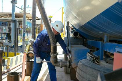 En medio de los reclamos, YPFB activa el control de calidad de combustibles en el punto de importación en Paraguay