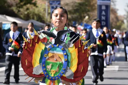 Bolivia celebra 201 años de independencia en medio de una crisis; Paz presentará su informe y anunciará un paquete de medidas 